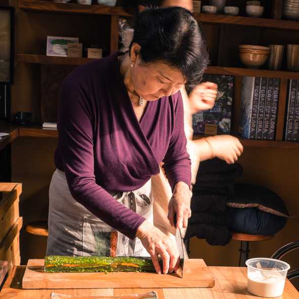 Slicing agar-jellied vegetables.